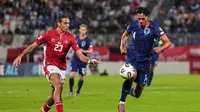 Tijjani Reijnders dari Belanda, kanan, ditantang oleh Alexander Satariano dari Malta dalam pertandingan kualifikasi Grup G Piala Dunia 2026 antara Malta dan Belanda di Ta' Qali, Malta, Kamis, 9 Oktober 2025. (Foto AP/Matthias Brancaleone)