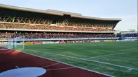 Suporter PSIM menyaksikan timnya berlaga di Stadion Mandala Krida, Yogyakarta. (Bola.com/Vincentius Atmaja)