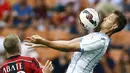 Pemain depan Lazio, Miroslav Klose (kanan), mencoba menguasai bola saat berhadapan dengan bek AC Milan, Ignazio Abate, di laga perdana Liga Italia Seri A 2014/2015 di Stadion San Siro, (31/8/2014). (REUTERS/Stefano Rellandini)