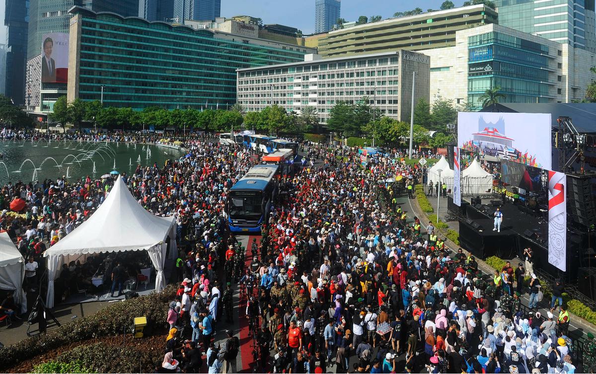 Antusiasme Ribuan Orang Padati Panggung Pesta Rakyat Pelantikan Prabowo di Bundaran HI