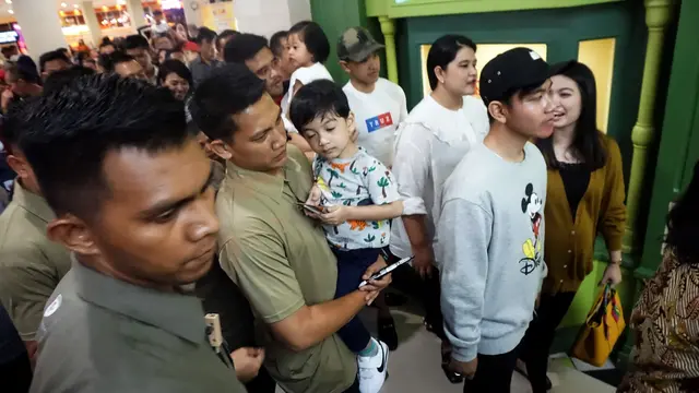 Presiden Jokowi Momong Cucu di Mal