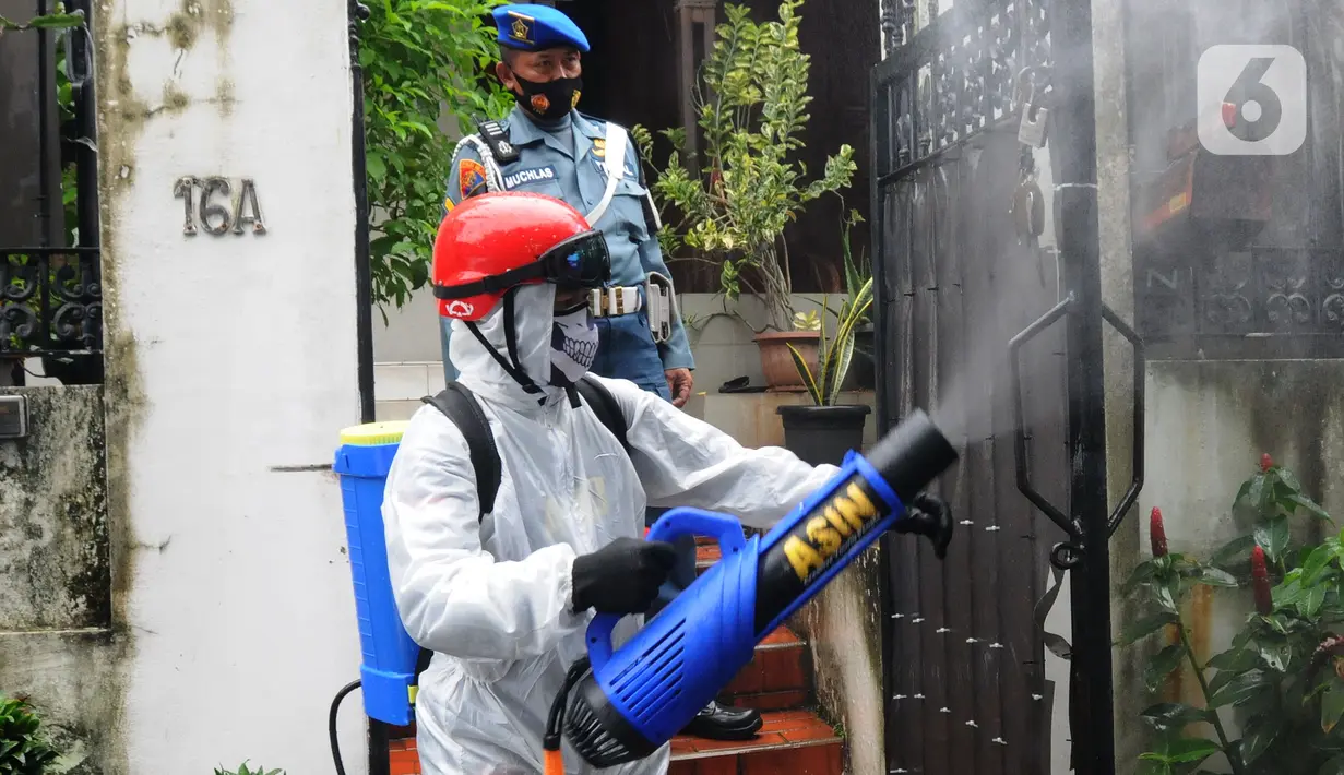 Petugas PMI melakukan penyemprotan disinfektan pada puskesmas di RW 09 Kompleks TNI AL Gandaria, Jakarta Selatan, Senin (14/2/2022). Penyemprotan yang difasilitas Satgas Covid 19 Lantamal III TNI AL tersebut dilakukan untuk mencegah penyebaran COVID-19 varian Omicron. (merdeka.com/Arie Basuki)