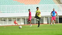 I Putu Gede dalam sesi jajal lapangan Arema FC di Stadion Pakansari pada Selasa (07/02/2023) siang. (Dokumentasi Arema)