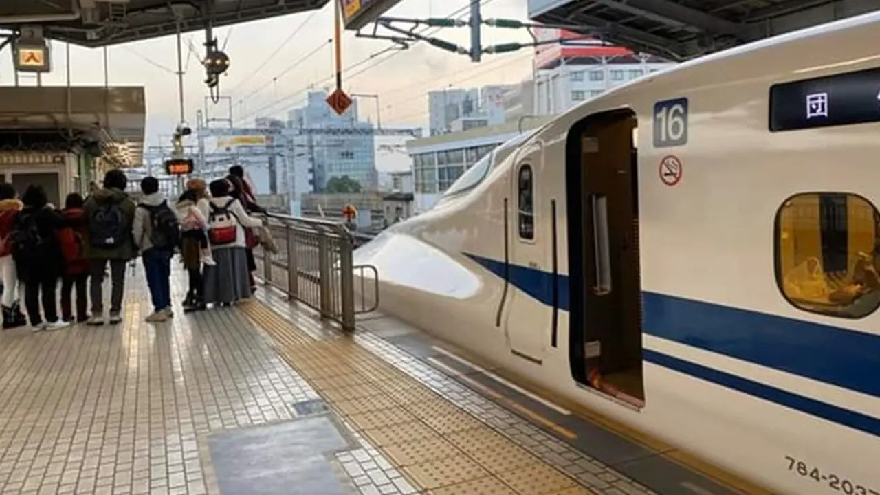 Viral Video Turis Indonesia Selfie di Stasiun Jepang, Buat Shinkansen Terlambat