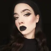 lipstik warna hitam | instagram.com/fog_in_the_garden