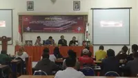 KPU Banyuwangi mengumumkan hasil verifikasi adaminsitrasi berkas ratusan bacaleg dari 18 Partai Politik Peserta Pemilu 2024 (Hermawan Arifianto/Liputan6.com)
