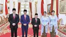 Bergaya dengan kebaya, Aira menambah aksen selendang untuk tampilan yang terlihat manis dan unik. [Foto: Annisa Yudhoyono]