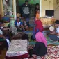 Bocah Gorontalo itu sejak kecil sering menghabiskan waktu bermain dengan anjing peliharaannya sehingga diduga membentuk perilakunya sehari-hari. (Liputan6.com/Andri Arnold)