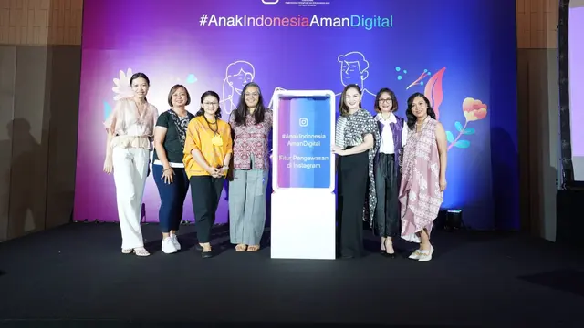 Mom Sweet Moms,  komunitas parenting yang dibentuk oleh Mona Ratuliu, Novita Angie, Riafinola, Ersa Mayori dan Meisya Siregar