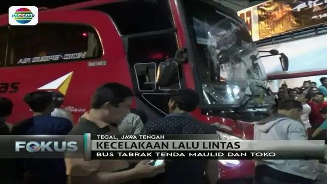 Sebuah bus tabrak tenda yang akan digunakan untuk acara Maulid Nabi di Tegal, Jawa Tengah, sementara sang sopir melarikan diri.