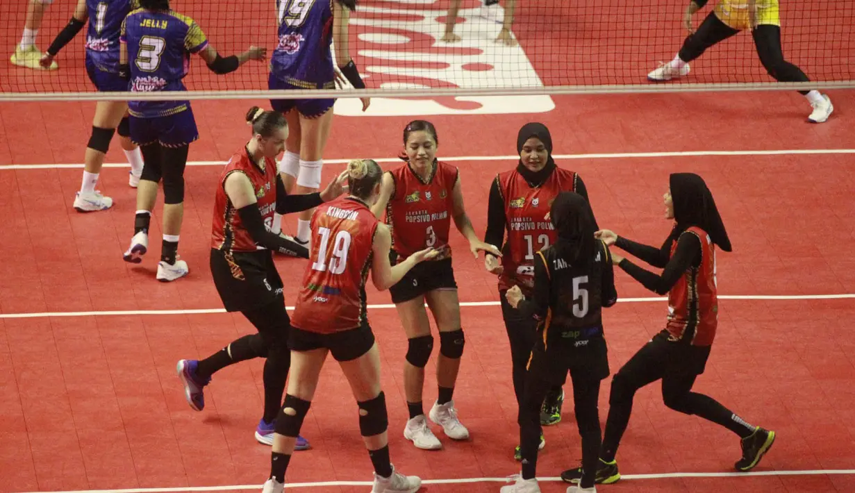 Tim putri Jakarta Popsivo Polwan melanjutkan tren positif dengan menyapu bersih 5 kemenangan dalam PLN Mobile Proliga 2024 yang telah memasuki seri ketiga putaran pertama. Dalam laga teranyar, Popsivo Polwan sukses menjinakkan tim pendatang baru, Livin' Mandiri 3-0 (25-19, 25-21, 25-21) di GOR PSCC, Palembang, Sumatera Selatan, Sabtu (11/5/2024) yang justru berbanding terbalik dengan belum sekalipun mencatat kemenangan dari 5 laga. (Dok. PBVSI)