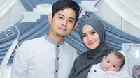 Nadya Fricella istri Miqdad Addausy putuskan berhijab saat acara aqiqah anak mereka. (Sumber: Instagram/@iselfricella)