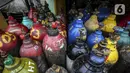 Tumpukan tabung oksigen di agen isi ulang oksigen Tiga Saudara kawasan Joglo Raya, Jakarta Barat, Kamis (17/6/2021). Permintaan oksigen untuk kebutuhan medis rumahan masih belum ada lonjakan dibandingkan Desember-Januari kemarin. (Liputan6.com/Johan Tallo)