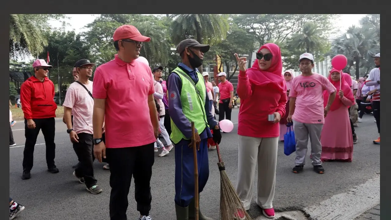 Bakal pasangan calon wali kota dan wakil wali kota Tangerang Selatan, Ruhama Ben dan Shinta Wahyuni atau Rama dan Shinta turut memeriahkan Car Free Day (CFD) di Bintaro pada Minggu pagi (22/9/2024).