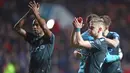 Para pemain Manchester City memberikan salam kepada suporter usai menang atas Bristol City pada semifinal Piala Liga Inggris di Ashton Gate stadium, Bristol,(23/1/2018). Manchester City menang 3-2. (AFP/Geoff Caddick)