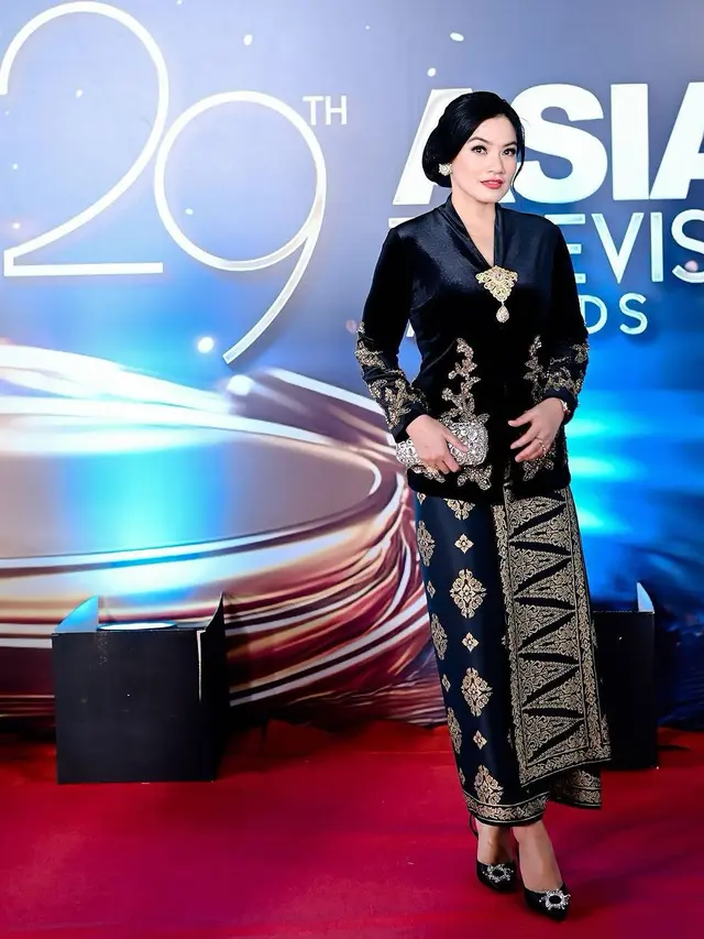 6 Pesona Anggun Titi Kamal Berkebaya Hitam Hadir di Asian Television Awards 2024