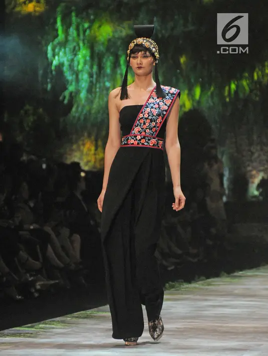Model berjalan di atas catwalk mebawakan rancangan karya Sebastian Gunawan di peragaan busana Aqua Reflections x Sebastian Gunawan di Jakarta, Senin (5/2). (Liputan6.com/Herman Zakharia)