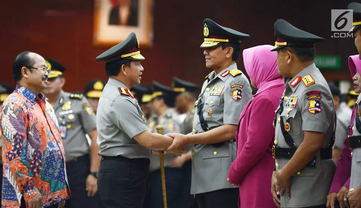 Kapolri Jenderal Tito Karnavian menyalami pejabat tinggi Polri saat sertijab di Jakarta, Kamis (24/1). Tito berpesan kepada pejabat yang baru untuk mengemban tugas secara amanah. (Merdeka.com/Imam Buhori)