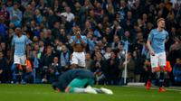 Pemain Manchester City, Raheem Sterling dan Kevin De Bruyne bereaksi setelah timnya disingkirkan Tottenham Hotspur pada leg kedua perempat final Liga Champions di Etihad Stadium, Rabu (17/4).  Langkah City di Liga Champions musim ini terhenti di perempat final kendati menang 4-3. (AP/Dave Thompson)