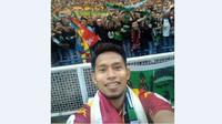 Andik Vermansah berselfie ria bersama Bonek yang hadir di final Piala Malaysia 2015 di Stadion Shah Alam, Selangor, Sabtu (12/12/2015). (Twitter)
