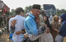 FOTO: Peluk Perpisahan Iringi Keberangkatan Jemaah Haji Bogor