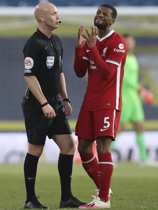 Pemain Liverpool Georginio Wijnaldum (kanan) bereaksi di depan wasit saat melawan Leeds United pada pertandingan Liga Inggris di Stadion Elland Road, Leeds, Inggris, Senin (19/4/2021). Pertandingan berakhir dengan skor 1-1. (Clive Brunskill/Pool via AP)