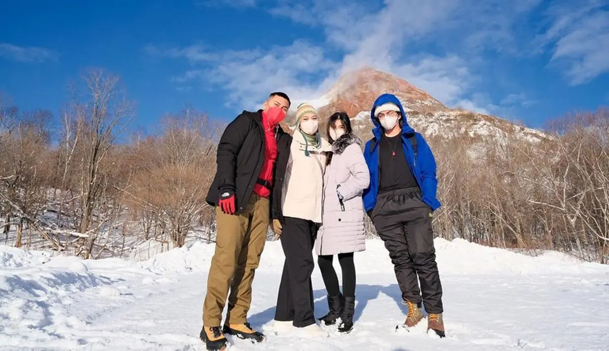 Keluarga selebriti ini tampak berkunjung ke kawasan Niseko. Terlihat Anjasmara dan Dian Nitami, sangat bahagia. Bersama anak-anaknya, mereka bisa main salju sepuasnya.(Liputan6.com/IG/@anjasmara)