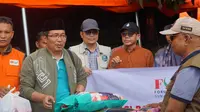 Kemenag, BAZNAS, dan Lembaga Amil Zakat (LAZ) yang tergabung dalam Forum Zakat (FOZ) menyerahkan bantuan sebanyak Rp180 juta kepada korban terdampak banjir Sumbar. (Istimewa)