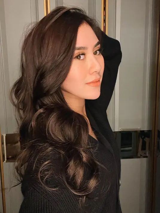 Pesona Syahnaz Sadiqah yang luar biasa lewat potret selfie. Memperlihatkan rambut panjang bergelombangnya, Syahnaz tampak mengenakan riasan wajah minimalis bernuansa oranye yang pas untuk kulitnya. Foto: Instagram.