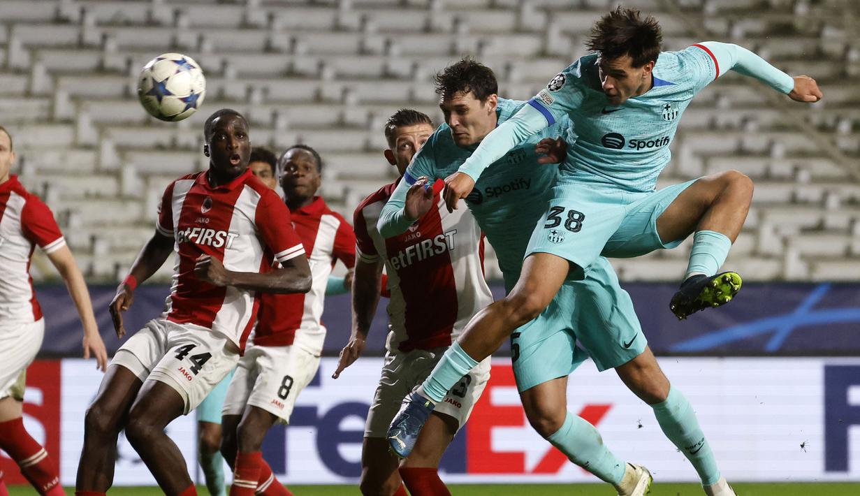 Pemain Barcelona, Marc Guiu (kanan) mencetak gol penyeimbang 2-2 ke gawang Royal Antwerp pada laga lanjutan Grup H Liga Champions 2023/2024 di Bosuilstadion, Antwerp, Belgia, Kamis (14/12/2023) dini hari WIB. (AP Photo/Geert Vanden Wijngaert)