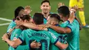 Para pemain FC Barcelona merayakan gol pembuka mereka saat berkunjung ke markas Villarreal dalam pekan ke-34 La Liga Spanyol di stadion La Ceramica, Minggu (5/7/2020). Barcelona sukses menumbangkan tim tuan rumah Villarreal dengan skor telak 4-1. (AP Photo/Jose Miguel Fernandez de Velasco)