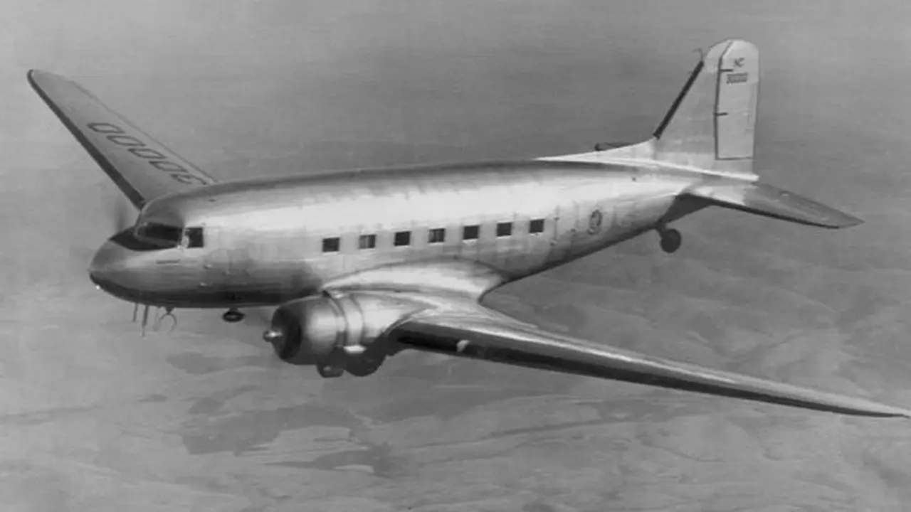 Pesawat Mirrorpix A Douglas DC3 Dakota