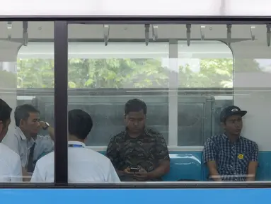 Sejumlah penumpang mengikuti uji coba publik Mass Rapid Transit (MRT) di Jakarta, Selasa (12/3). MRT Jakarta mulai beroperasi secara gratis pada hari ini. (merdeka.com/Imam Buhori)