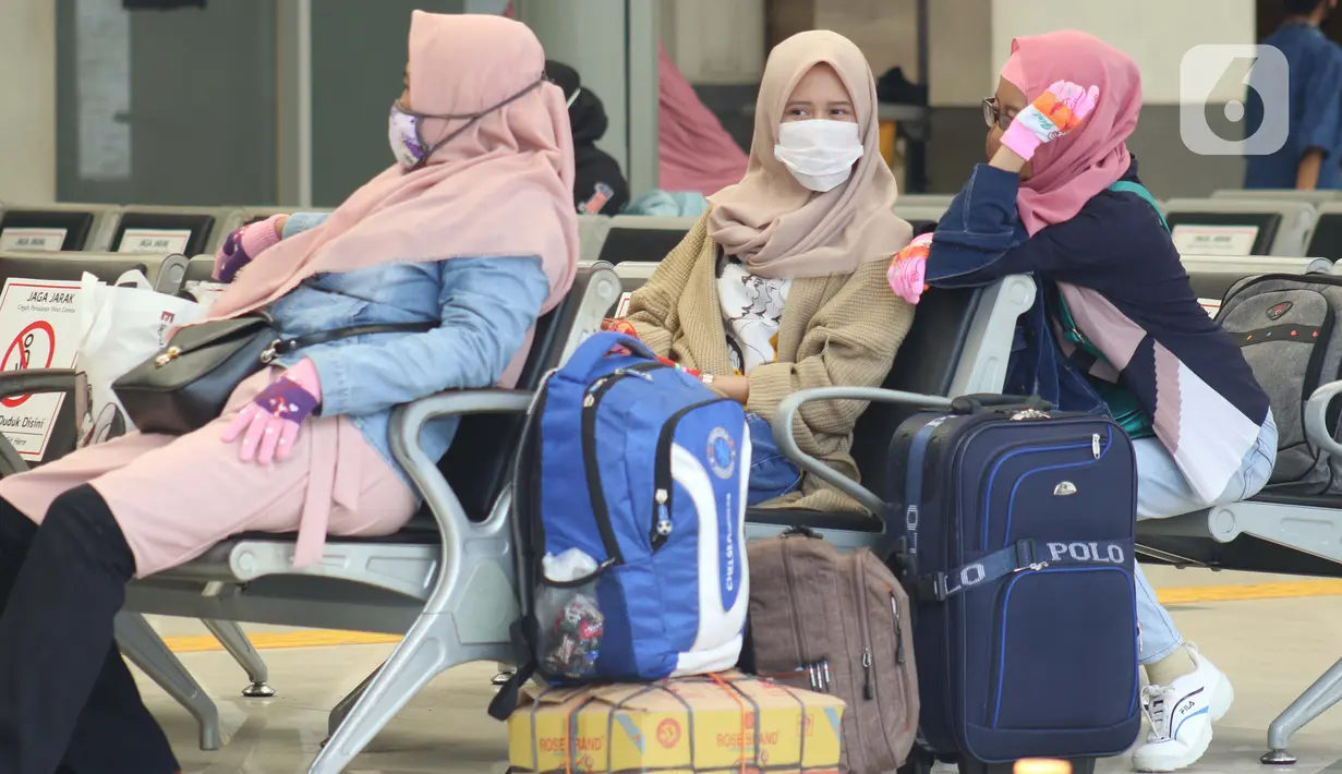 Calon penumpang Kereta Api Jarak Jauh menunggu waktu keberangkatan di Stasiun Pasar Senen, Jakarta, Kamis (23/4/2020). Per tanggal 24-30 April 2020, PT KAI (persero) membatalkan semua perjalanan kereta dari dan menuju Jakarta. (Liputan6.com/Helmi Fithriansyah)
