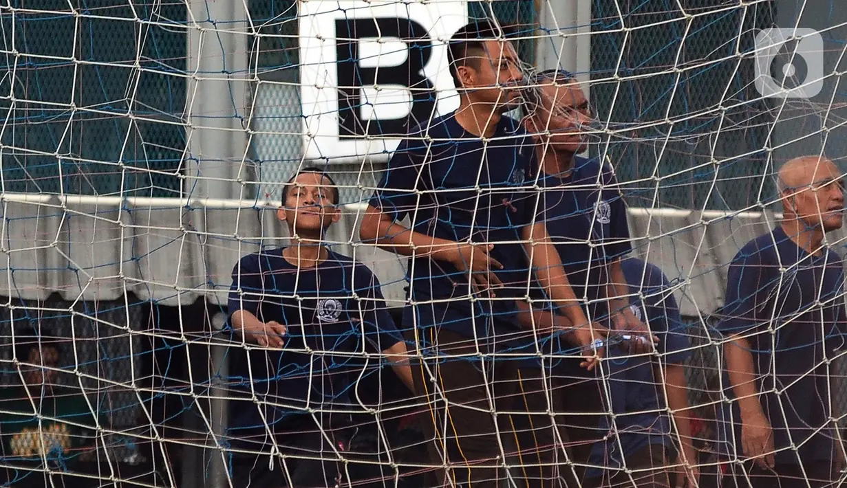 Warga Binaan Pemasyarakatan (WBP) berkumpul saat melakukan simulasi pelaksanaan Pemilu 2024 di Lapas Kelas 1 Cipinang. (merdeka.com/Imam Buhori)