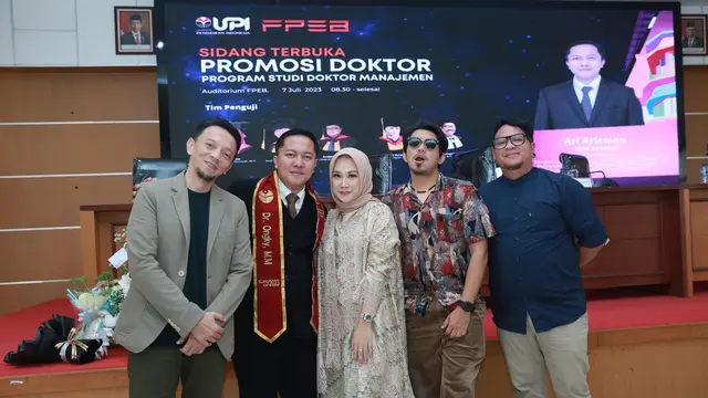 Rocket Rockers bersama Ari Arisman alam momen sidang promosi Doktor Ari di UPI Bandung.