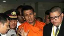 Gubernur Sumatera Utara, Gatot Pujo Nugroho (rompi oranye) melambaikan tangan usai menjalani pemeriksaan di KPK, Jakarta, Senin (3/8/2015). Gatot dan istrinya ditahan terkait kasus suap terhadap hakim PTUN Medan. (Liputan6.com/Helmi Afandi)