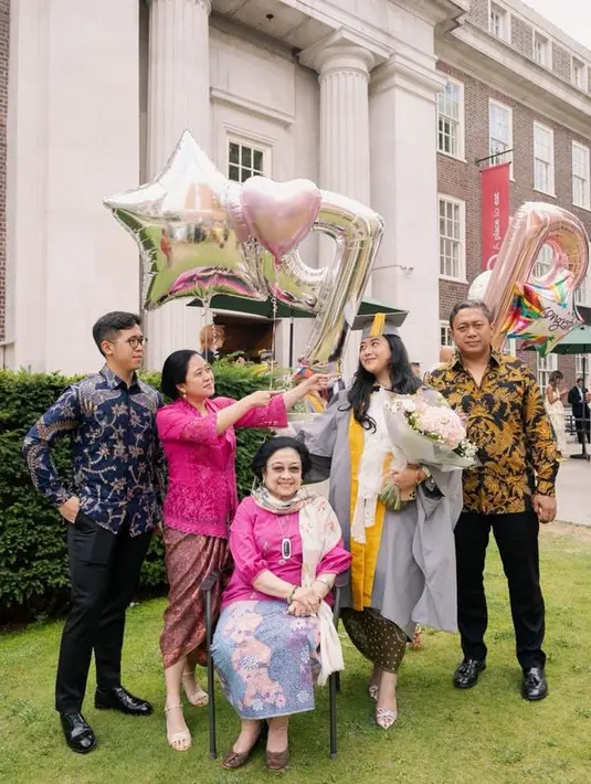 Anggunnya Puan Maharani dalam balutan kebaya klasik yang sederhana namun manis. Warna electric pink membaur sempurna di kulit Puan, dipadukan dengan kain batik bernuansa serasi sebagai rok. [Foto: Instagram/puanmaharaniri]