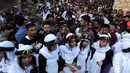 Ratusan orang dari kelompok Yazidi Irak berkumpul di luar kuil Lalish untuk merayakan Tahun Baru Yazidi di lembah dekat Dohuk, Irak (17/4). Mereka adalah kelompok etnoreligius dan berbahasa Kurdi yang mempraktikkan agama sinkretisme. (AFP/Safin Hamed)