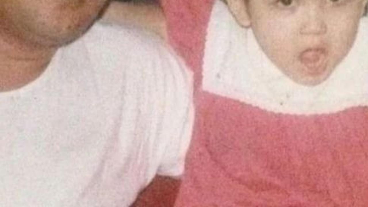 Seperti inilah momen kebersamaan Dinda dengan sang ayah tercinta. Bagi Dinda, ayah adalah sosok cinta pertama dalam hidupnya.