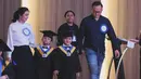 Pasangan yang menikah pada 1 September 2015 itu kompak menghadiri acara wisuda anak kembar mereka. Magha dan Degha terlihat begitu menggemaskan memakai baju wisuda lengkap dengan topi toganya. Untuk diketahui, anak sulung Kadek Devi terlahir kembar pada 25 April 2018 lalu. (Liputan6.com/IG/@dewayoga_07)