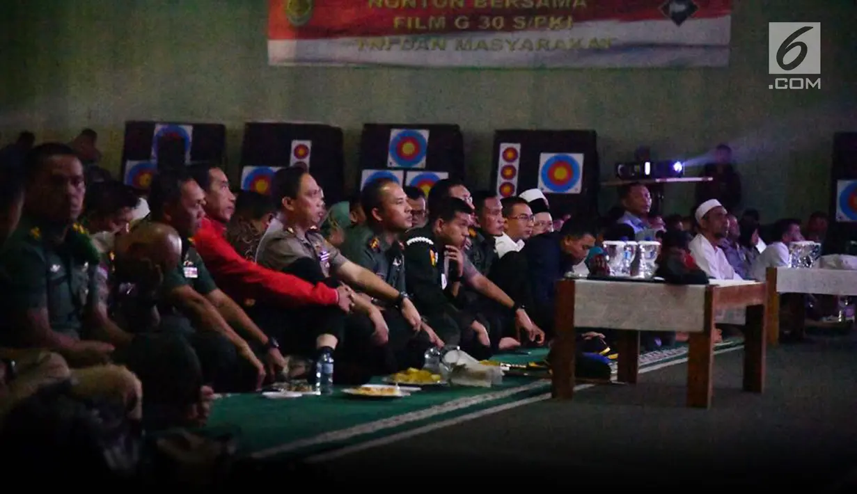Presiden Joko Widodo bersama jajaran TNI, Polri dan masyarakat Bogor nonton bareng film 'Pengkhianatan G30S/PKI' di Bogor (29/9). (Foto: Laily Rachev - Biro Pers Setpres)