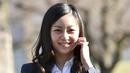 Sebelum mengikuti upacara masuk bagi mahasiswa baru Universitas Kristen Internasional, Putri Kako meluangkan sejenak waktunya untuk menemui awak media, Tokyo, Jepang, (2/4/2015). (REUTERS/Yoshikazu Tsuno)