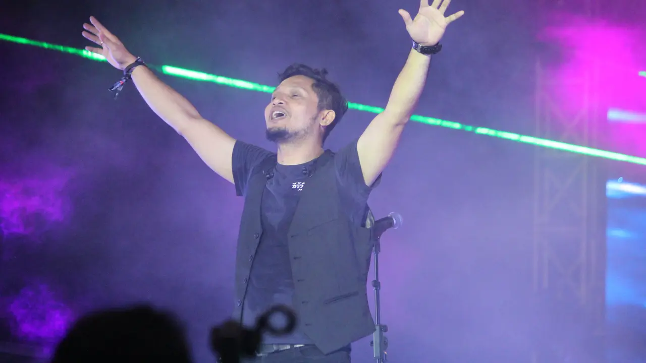 Andra and The Backbone