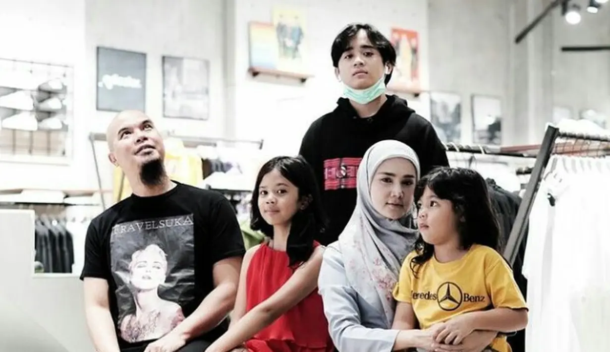 Kali ini, Safeea tampil dengan busana feminin. Dia mengenakan jumpsuit berwarna merah. (FOTO: Instagram.com/ahmaddhaniofficial).