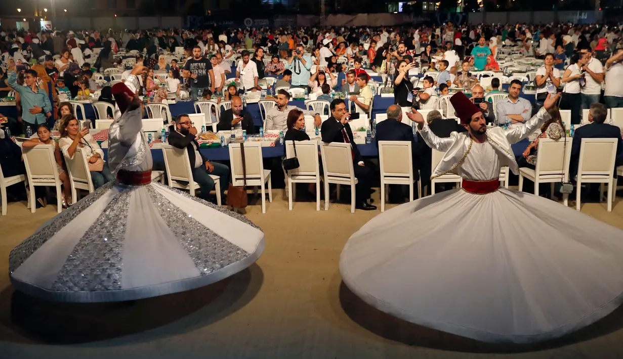 Kelompok tarian Mallawi Lebanon melakukan tarian tradisional mereka untuk menghibur para peserta buka bersama di Beirut Waterfront, Lebanon (9/6). (AP Photo / Hussein Malla)