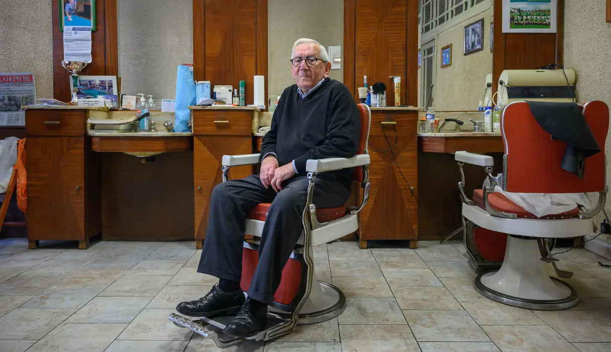 Serikat penata rambut nasional Prancis percaya bahwa Amilhastre mungkin adalah tukang cukur tertua yang masih aktif di Prancis. (Photo by Ed JONES / AFP)