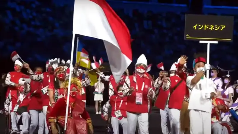 Tim Paralimpiade Indonesia di Tokyo. Para atlet tampak elegan dengan vest merah dan batik putih.
