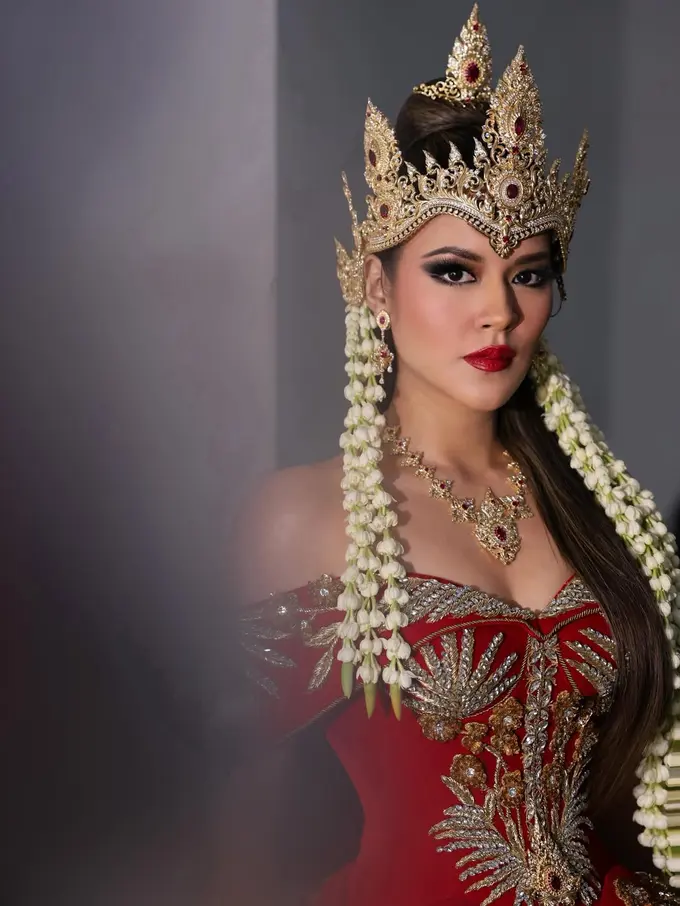 Totalitas Jadi Srikandi, Pesona Raisa Andriana Memukau dalam Balutan Busana Tradisional Bernuansa Merah Emas