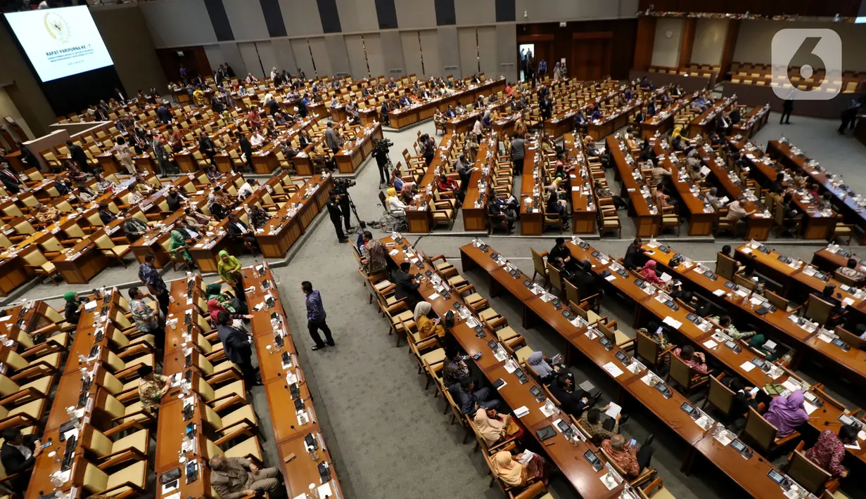 Suasana berlangsungnya Rapat Paripurna pembukaan Masa Sidangan II 2019-2020 di Kompleks Parlemen, Senayan, Jakarta, Senin (13/1/2020). Setidaknya 290 anggota DPR tak hadir dalam rapat paripurna dengan agenda pidato pembukaan Masa Sidang II tahun 2019-2020 tersebut. (Liputan6.com/Johan Tallo)